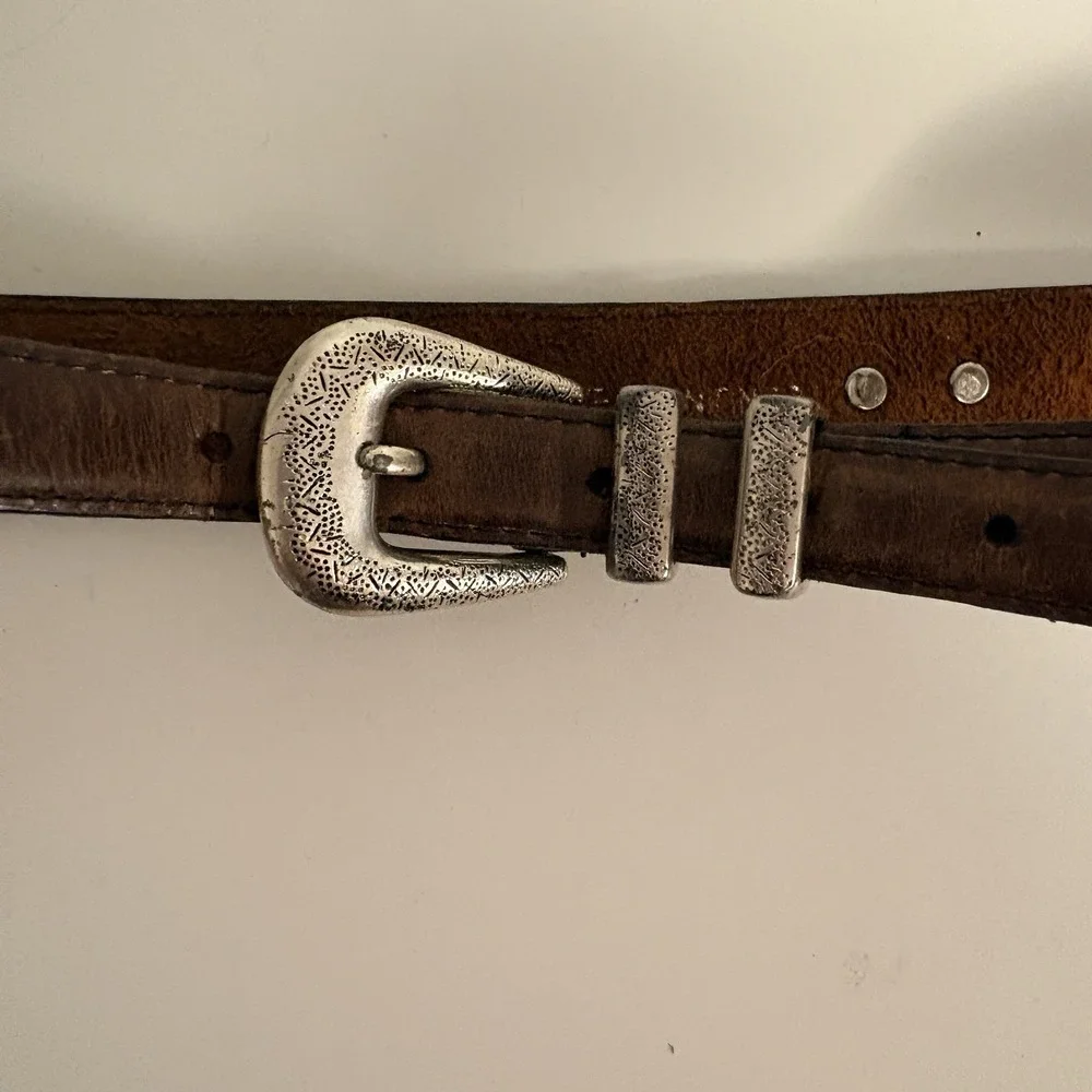 Women`s Small Silver Conch BROWN LEATHER BELT with Buckle EUC Size 32